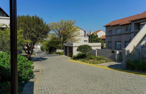 Greater Johannesburg Metropolitan Area Apartment | Lovely Room In a Shared Apartment with Pool