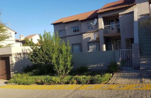 Greater Johannesburg Metropolitan Area Apartment | Lovely Room In a Shared Apartment with Pool