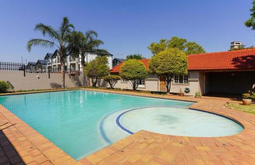Greater Johannesburg Metropolitan Area Apartment | Lovely Room In a Shared Apartment with Pool