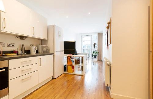 Stratford and New Town House | Lovely room in Modern apartment