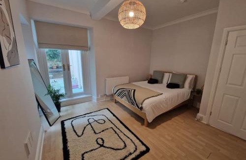 Mumbles Apartment | Lovely Seafront Apartment with Garden