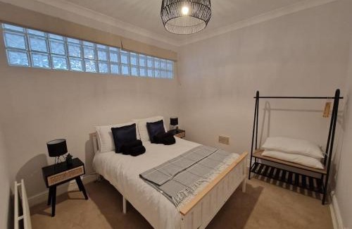 Mumbles Apartment | Lovely Seafront Apartment with Garden