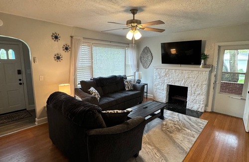 Roanoke House | Lovely& Spacious 4-bedroom house in charming Roanoke with WiFi, AC, King Bed