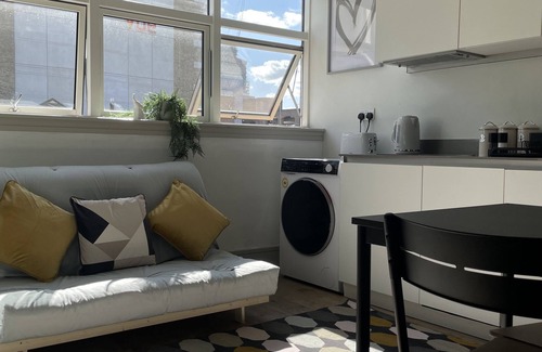 Broad Green Apartment | Lovely studio flat for rental in Greater London