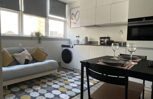 Broad Green Apartment | Lovely studio flat for rental in Greater London