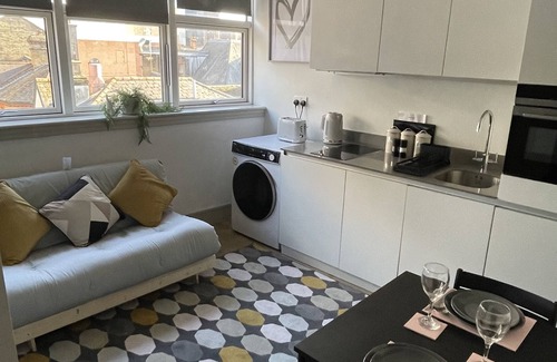 Broad Green Apartment | Lovely studio flat for rental in Greater London