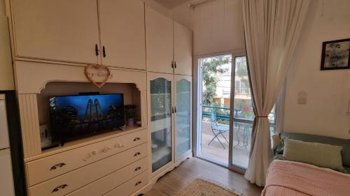 Rehovot Apartment | Lovely studio with balcony