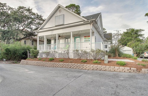 Tybee Island Cottage | Lovely Tybee Island Home w/Deck < 1 Mi to Beach!