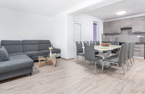Radini Villa | Lovely Villa Buroli with swimming pool, jacuzzi and sauna