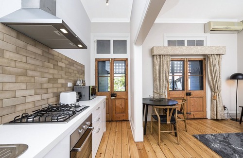 South Fremantle Apartment | Lovely warm and bright private apartment located in the heart of South Fremantle