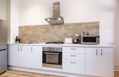 South Fremantle Apartment | Lovely warm and bright private apartment located in the heart of South Fremantle