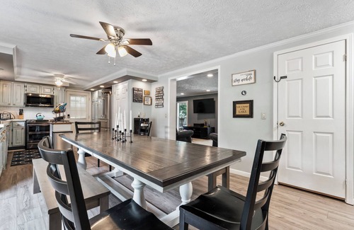 Mayhew House | Lovin’ Lake Livin’ – A Must-See!