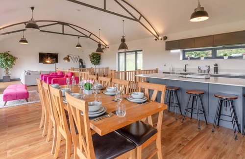 Alcester Cottage | Lower Lodge Barn - sleeps 8 guests in 4 bedrooms