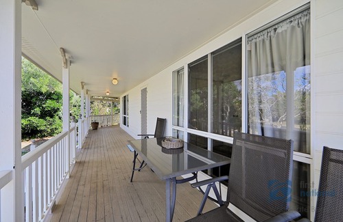 Woodgate House | Lowset Queenslander 1 Street from the Beach