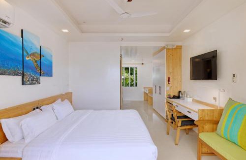 Fulidhoo House | Luau Beach Inn, Maldives