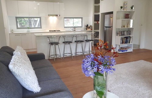 Montville House | Lucas Parklands - The Sanctuary, direct access to 'Great Walk' and Lake Baroon