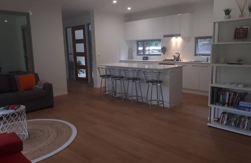 Montville House | Lucas Parklands - The Sanctuary, direct access to 'Great Walk' and Lake Baroon