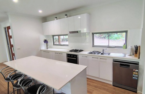 Montville House | Lucas Parklands - The Sanctuary, direct access to 'Great Walk' and Lake Baroon