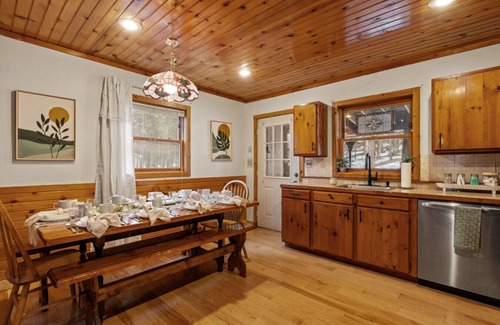 Wardsboro Cabin | Lucky Log Cabin- Hottub fireplace 12min to Mt Snow