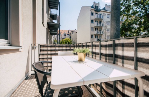 Zentrum-Ost Apartment | Luga Homes - Gewandhaus - Industrial Studio mit Küche und Balkon