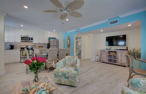 Siesta Key Village House | Lulu's Key House Leatherback 2/2 Downstairs