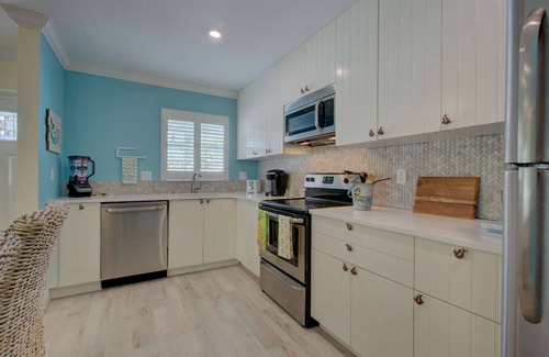 Siesta Key Village House | Lulu's Key House Leatherback 2/2 Downstairs