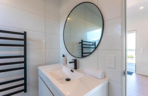 Surfdale Apartment | Luna Cottage. Stunning ocean views on Waiheke