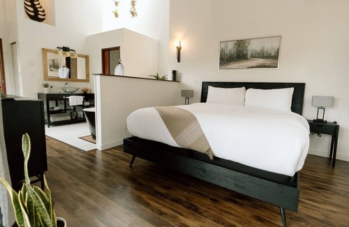 Tofino Hotel | Lunar Cove Inn
