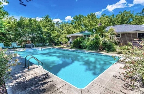 North Augusta House | Lush Masters Hideaway w HEATED Pool! Charming 3-bedroom House In North Augusta.