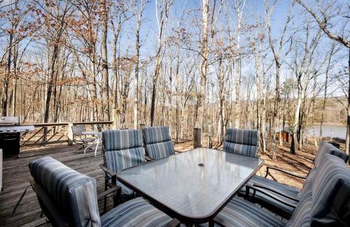Points House | Lustrous Lakefront Cabin Oasis near Lake Ferndale in West Virginia