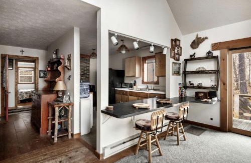 Points House | Lustrous Lakefront Cabin Oasis near Lake Ferndale in West Virginia