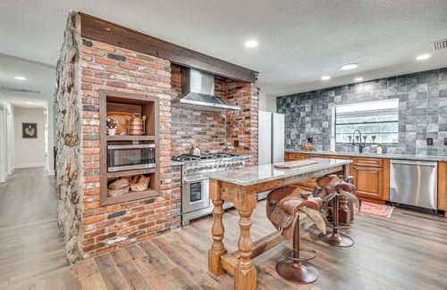 Bearss Plaza House | Lutz Home w/Game Room: 7 Mi to Adventure Island!