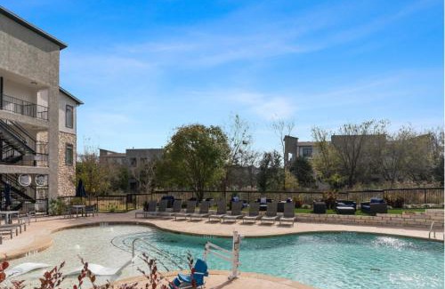 Montopolis Apartment | LUX 2B2B Apt Near Heart of Austin with Pool & Parking