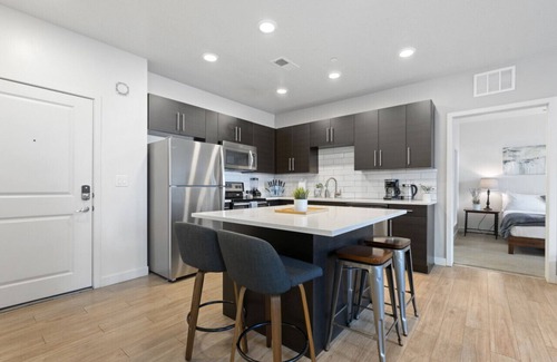 Downtown Salt Lake City Apartment | Lux 2Bdr 2Ba - Pool, HotTub, FreePrkg, KingBed NEW
