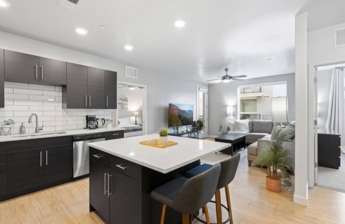 Downtown Salt Lake City Apartment | Lux 2Bdr 2Ba - Pool, HotTub, FreePrkg, KingBed NEW