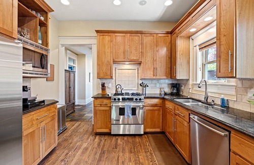 North End House | ⭐️Lux 5 Star Retreat Amidst Trees: Walk 5 Blocks to Hyde Park + Indulge in Clawfoot Tub + Vast Space
