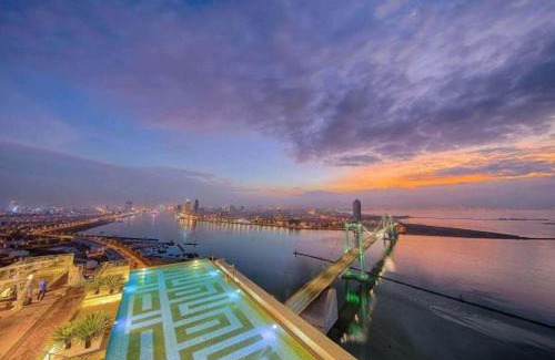Son Tra Hotel | Lux Apartment Danang Golden Bay Deluxe King with Balcony and Ocean View