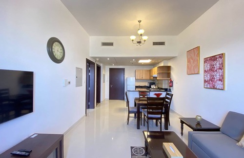 Dubai Sports City Apartment | Lux BnB Elite Residences I Golf Course Views