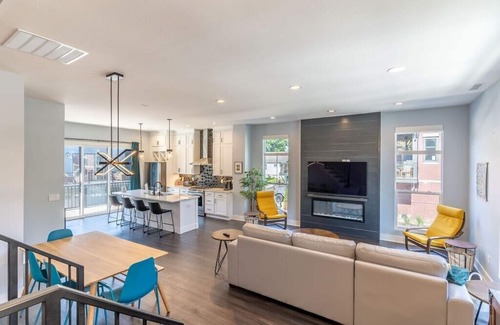 Westfield House | Lux Home 5 mins to Grand Park w Private Garage