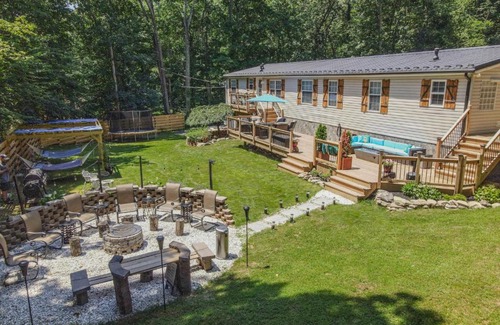 East Stroudsburg House | LUX Poconos Fire Pit Game Room Sauna Outdoor Netflix Custom Bar
