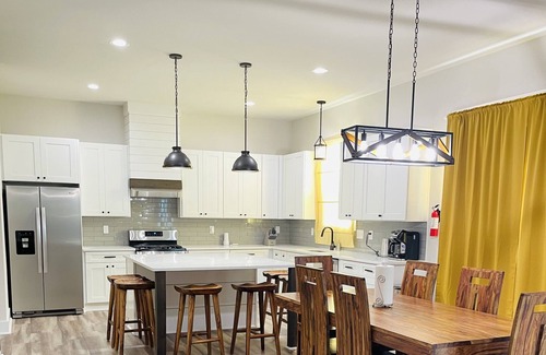 Mountain Island House | LUX Resort style spacious/Families&Professionals