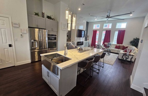 Garden Oaks House | Lux Retreat 3BR Home-Sleeps 10