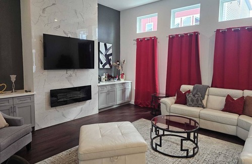 Garden Oaks House | Lux Retreat 3BR Home-Sleeps 10