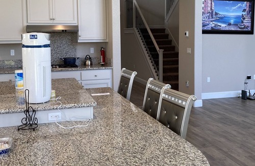 Brentwood House | Lux Room & steam bathroom