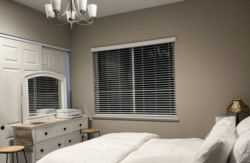 Brentwood House | Lux Room & steam bathroom