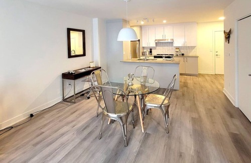 Brossard Apartment | Luxe 1BR with Pool and Sauna near Quartier DIX30