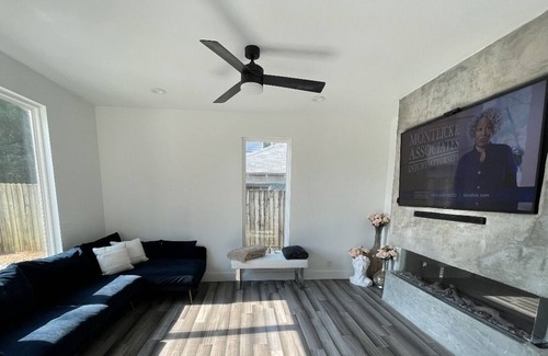 Edgewood House | Luxe 2 bedroom home mins away from the city