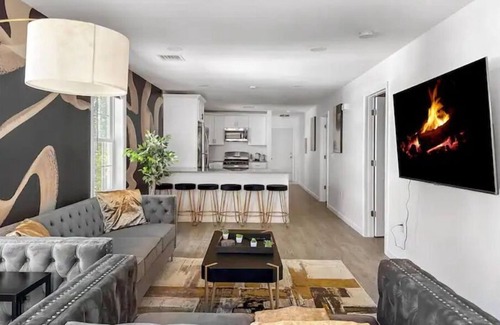 Downtown House | Luxe 3 Bd, King Beds, Fast Wi-Fi