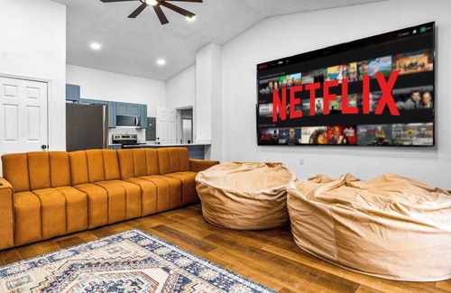 Bradenton House | Luxe 6BR Sleeps 21 Tropical Villa: Heated Poolside Movies, Hot Tub