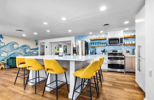 Bradenton House | Luxe 6BR Sleeps 21 Tropical Villa: Heated Poolside Movies, Hot Tub